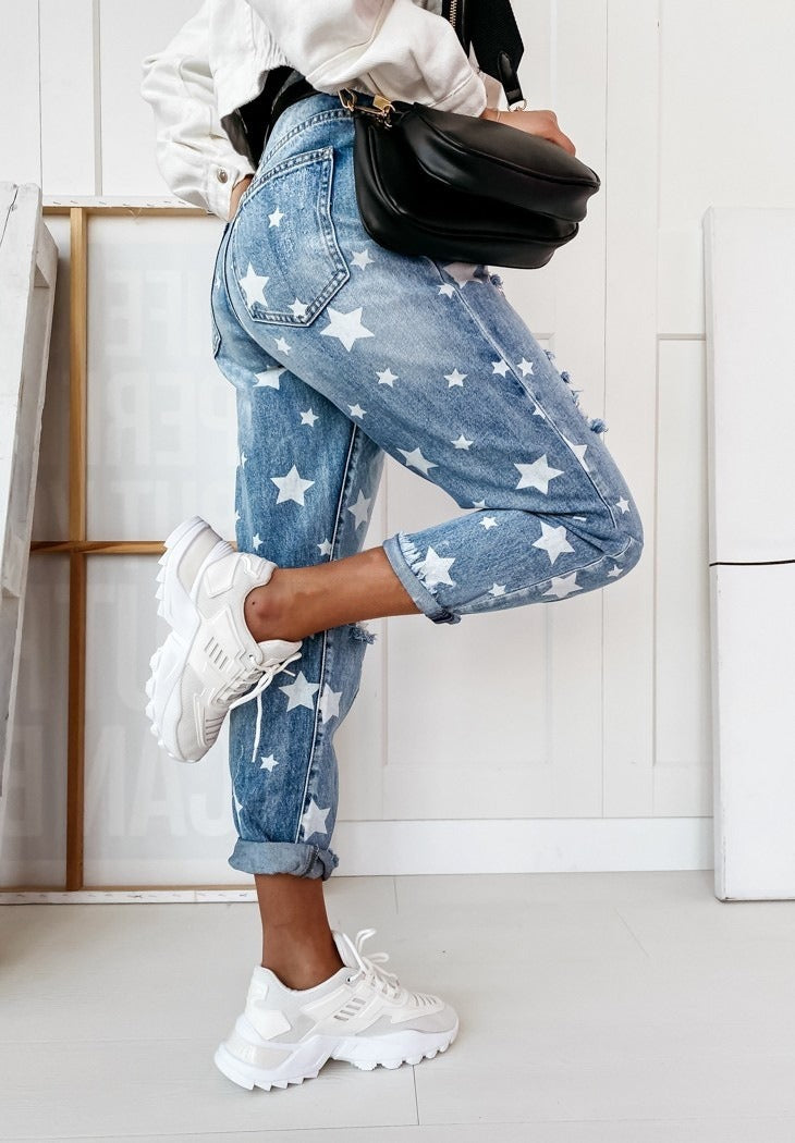 Jeans für Frauen in verschiedenen Farben. Zerrissen und schmal geschnitten