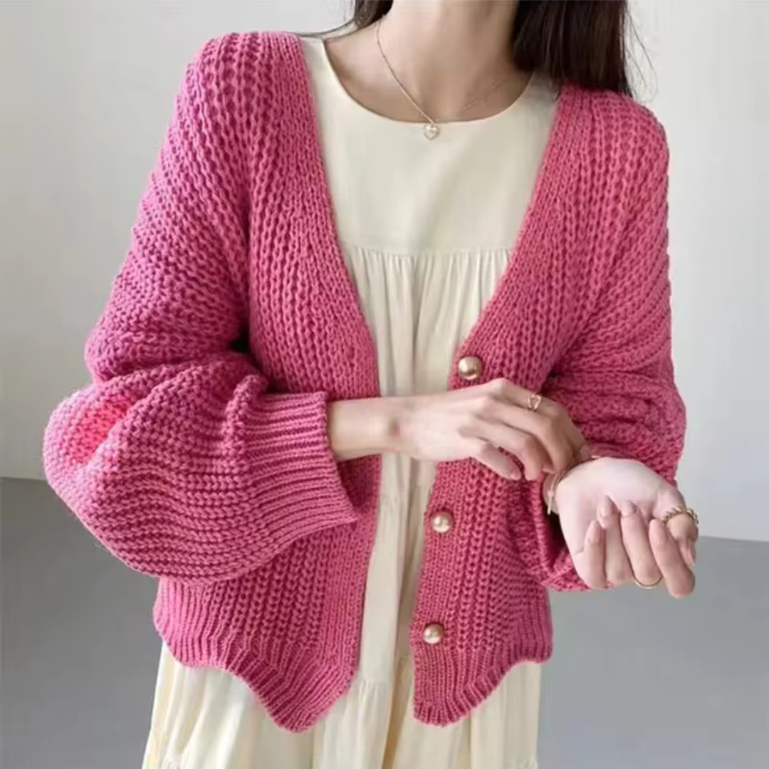 Clara Strickjacke | Locker Gestrickte V-Ausschnitt Strickjacke mit Knopfverschluss