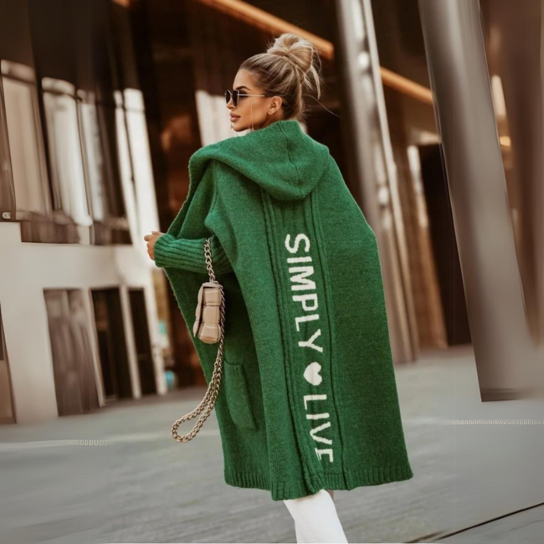 Petra Strickjacke | Gestrickte Kapuzenjacke mit elegantem Buchstaben-Design