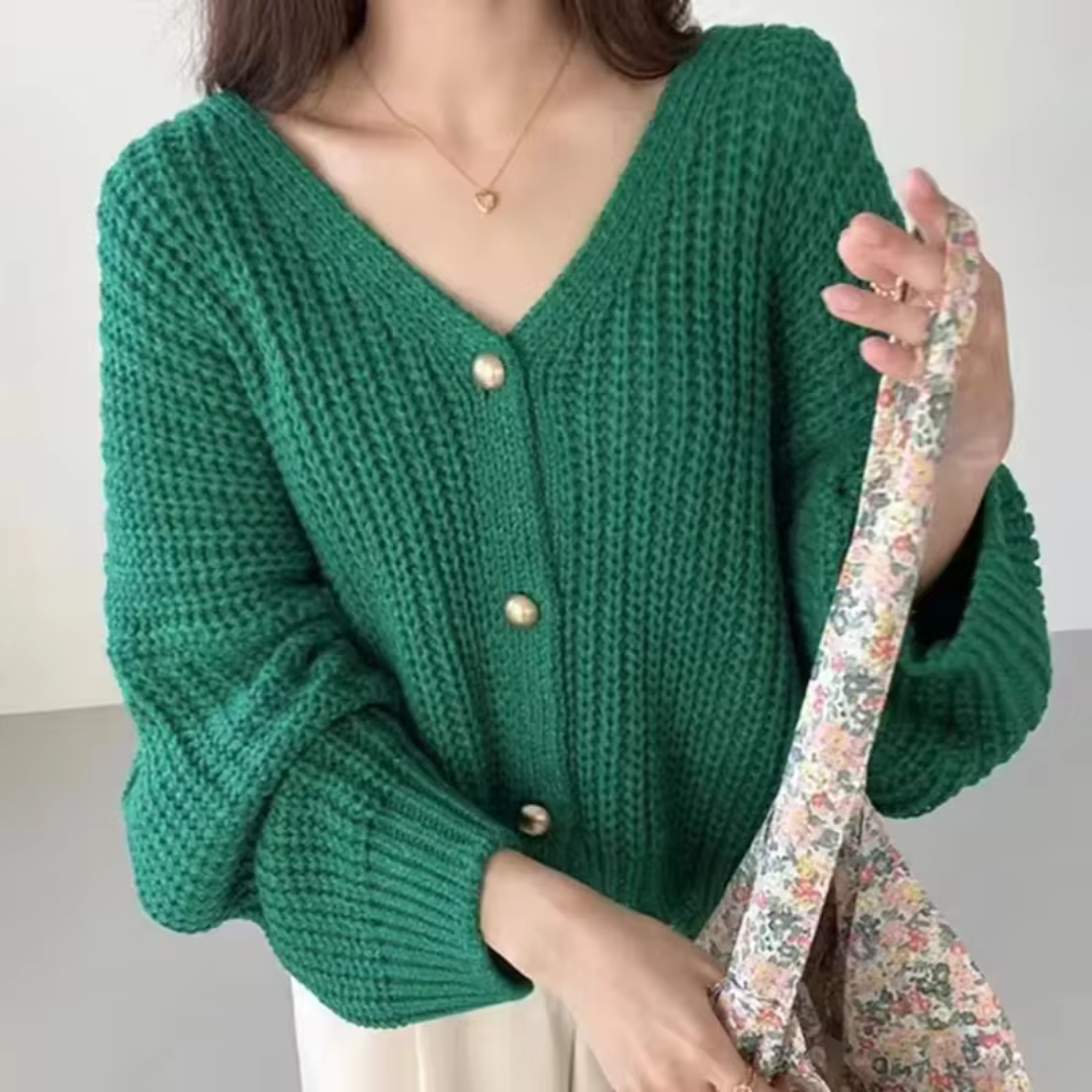 Clara Strickjacke | Locker Gestrickte V-Ausschnitt Strickjacke mit Knopfverschluss