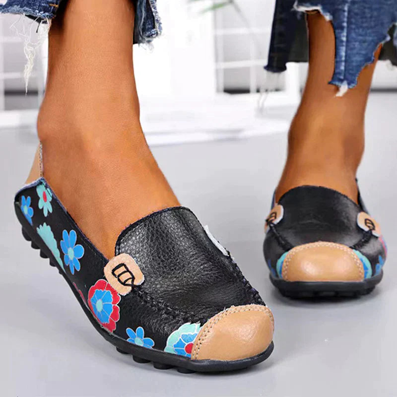 Loafer: Bequeme Slip-On-Schuhe mit Blumenmuster für Herbst