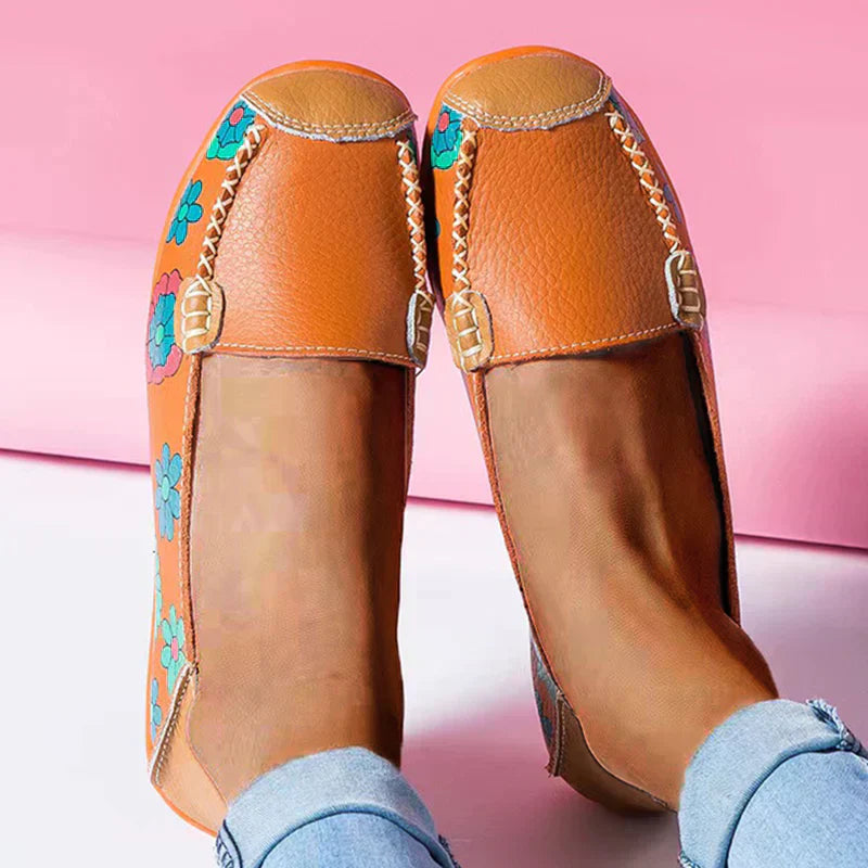 Loafer: Bequeme Slip-On-Schuhe mit Blumenmuster für Herbst
