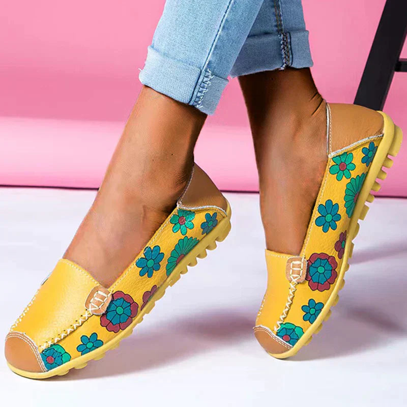 Loafer: Bequeme Slip-On-Schuhe mit Blumenmuster für Herbst