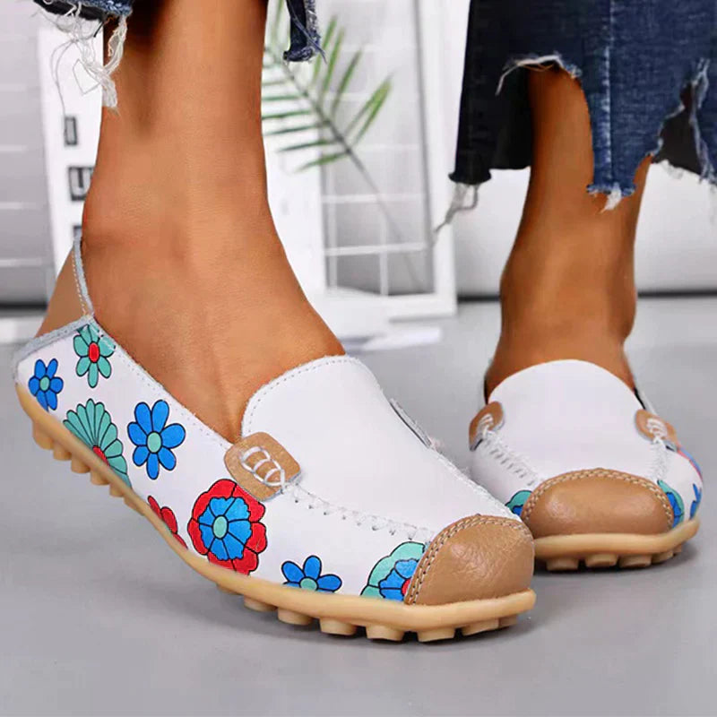 Loafer: Bequeme Slip-On-Schuhe mit Blumenmuster für Herbst