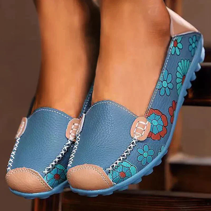Loafer: Bequeme Slip-On-Schuhe mit Blumenmuster für Herbst