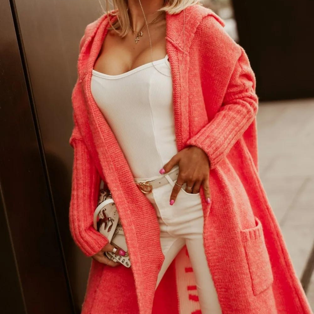 Petra Strickjacke | Gestrickte Kapuzenjacke mit elegantem Buchstaben-Design