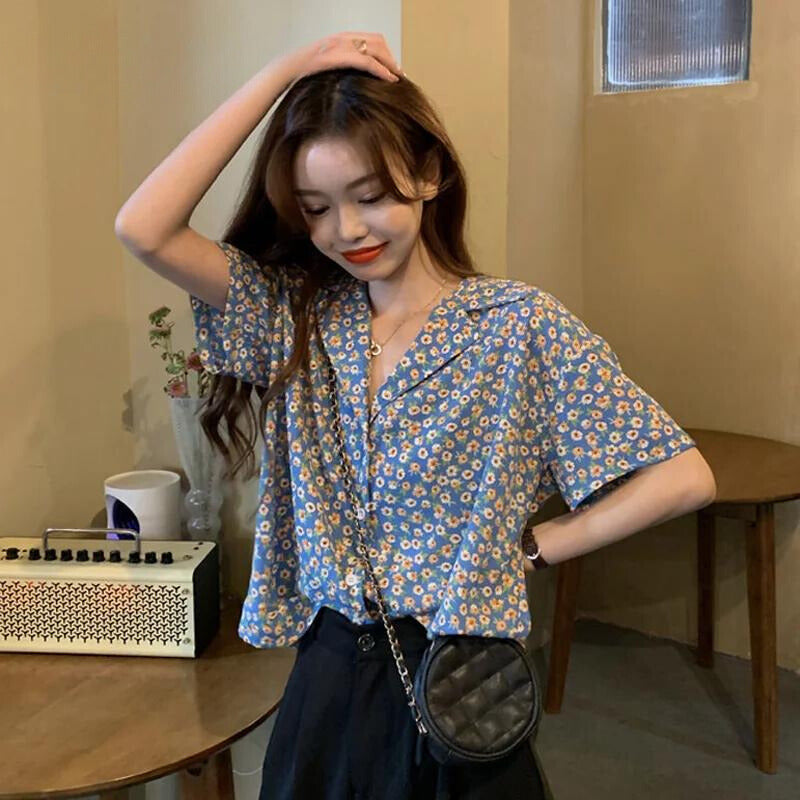 Ulani - Vintage Bluse mit floralem Druck und Knopfleiste