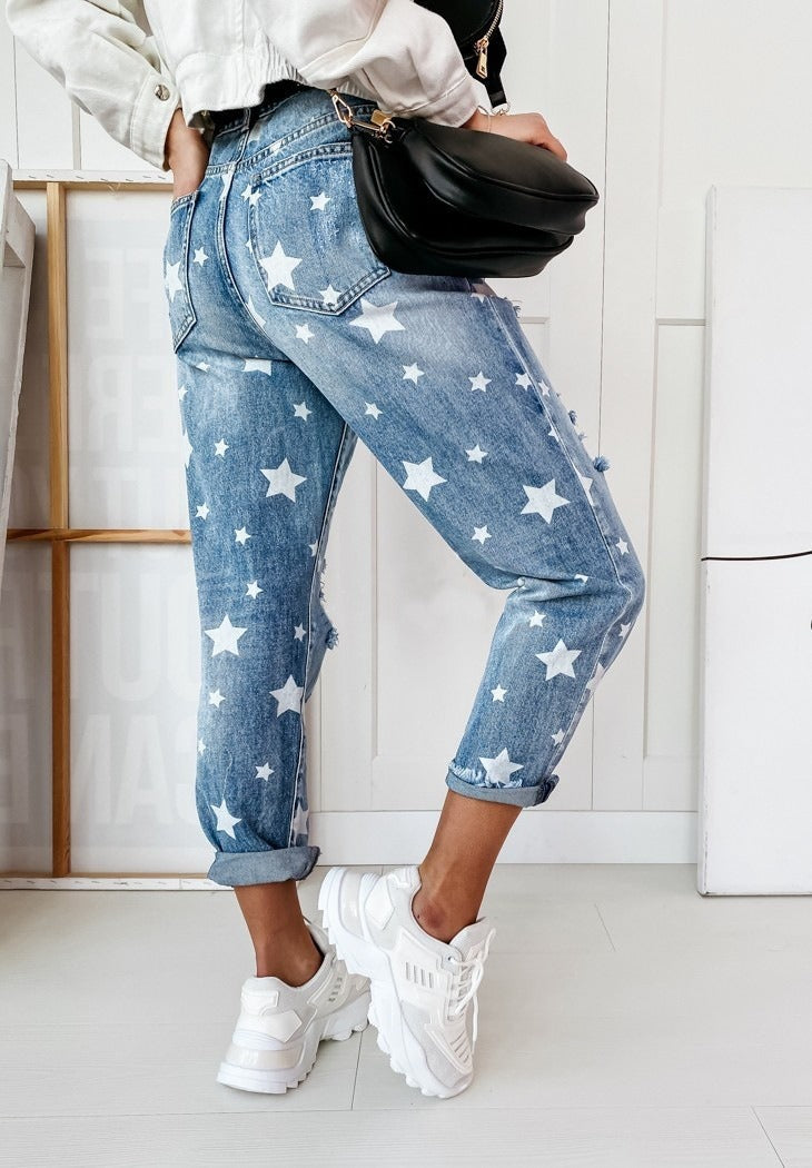 Jeans für Frauen in verschiedenen Farben. Zerrissen und schmal geschnitten