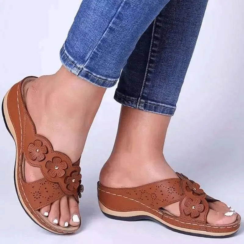 Eowyn - Römersandalen für Damen mit Blumenverzierung und Keilabsatz
