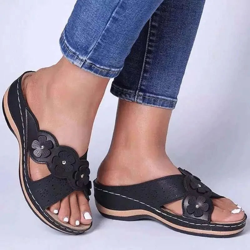 Eowyn - Römersandalen für Damen mit Blumenverzierung und Keilabsatz