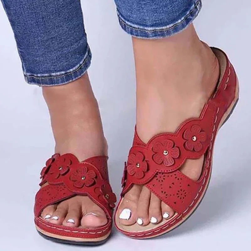 Eowyn - Römersandalen für Damen mit Blumenverzierung und Keilabsatz