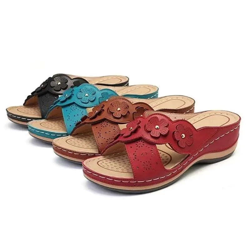 Eowyn - Römersandalen für Damen mit Blumenverzierung und Keilabsatz