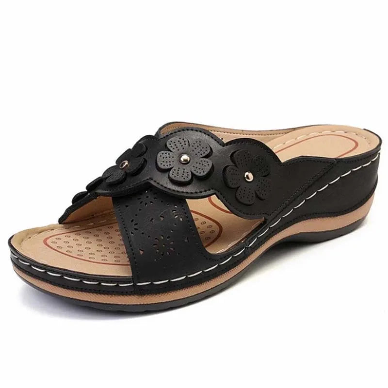Eowyn - Römersandalen für Damen mit Blumenverzierung und Keilabsatz