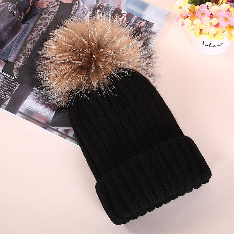 Strickmütze mit großem Pompon aus Fuchspelz