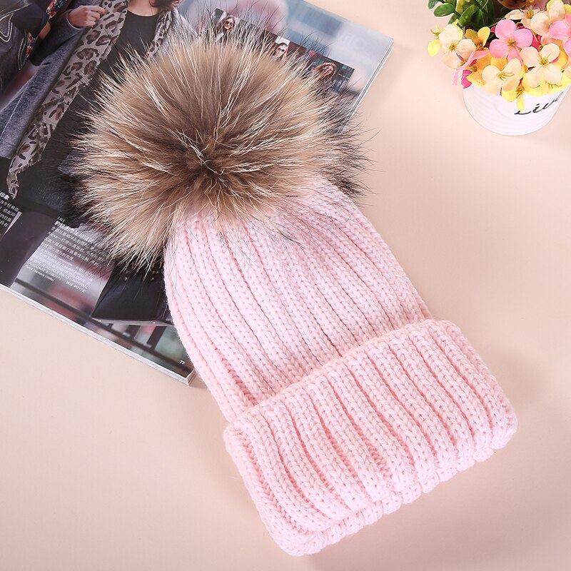 Strickmütze mit großem Pompon aus Fuchspelz