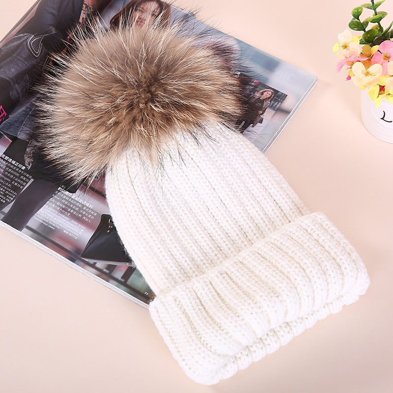 Strickmütze mit großem Pompon aus Fuchspelz