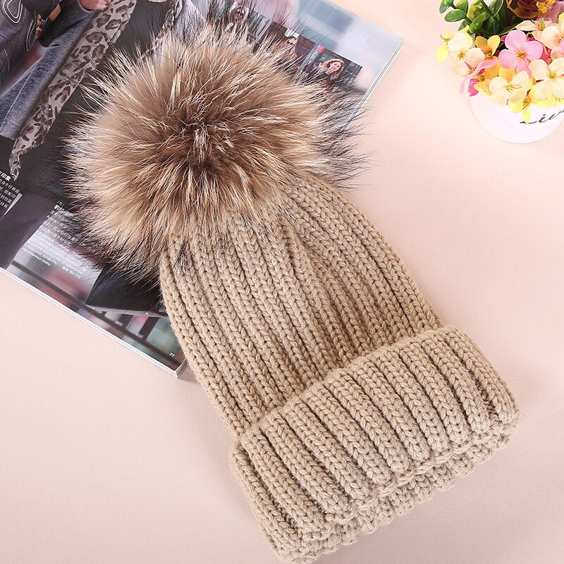 Strickmütze mit großem Pompon aus Fuchspelz