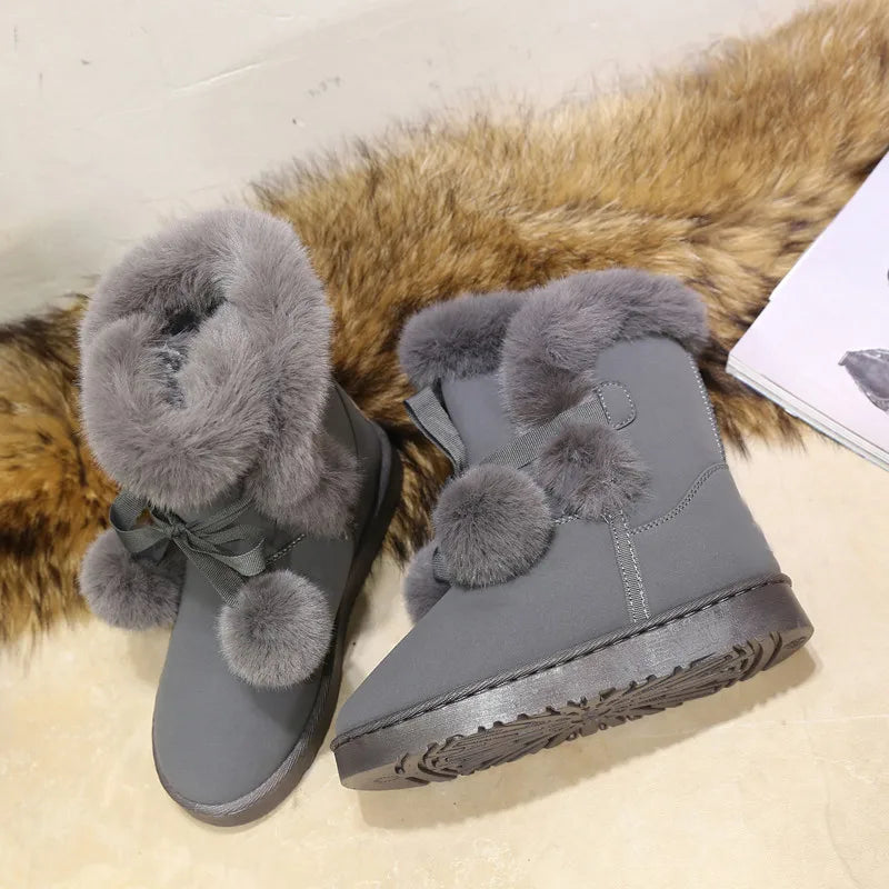 Dahlia - Elegante Winterstiefel mit Pompon-Verzierung
