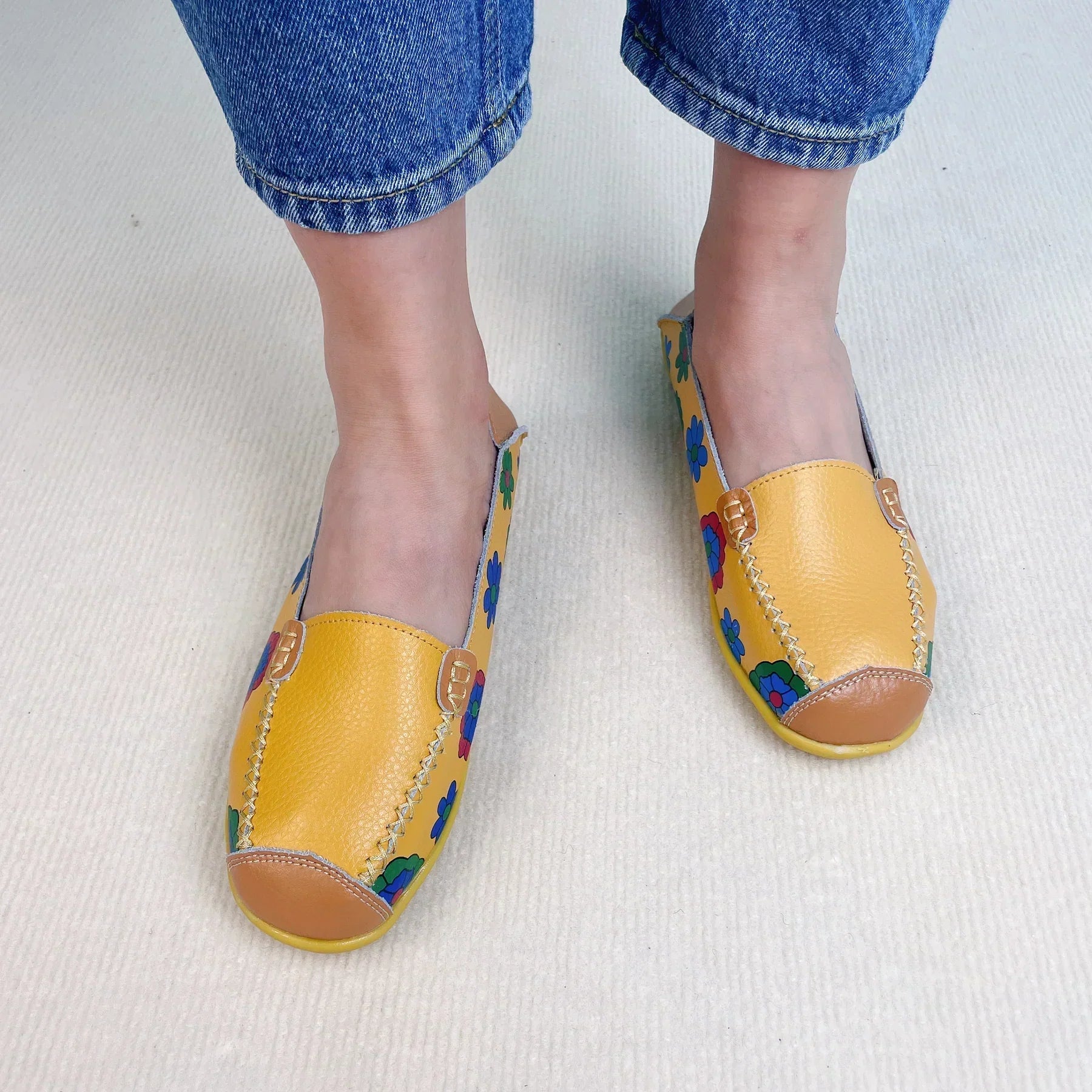 Loafer: Bequeme Slip-On-Schuhe mit Blumenmuster für Herbst