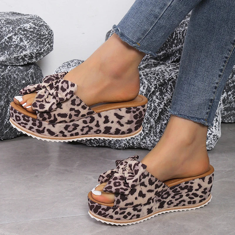 Isadora - Sandalen mit Schleife und Keilabsatz