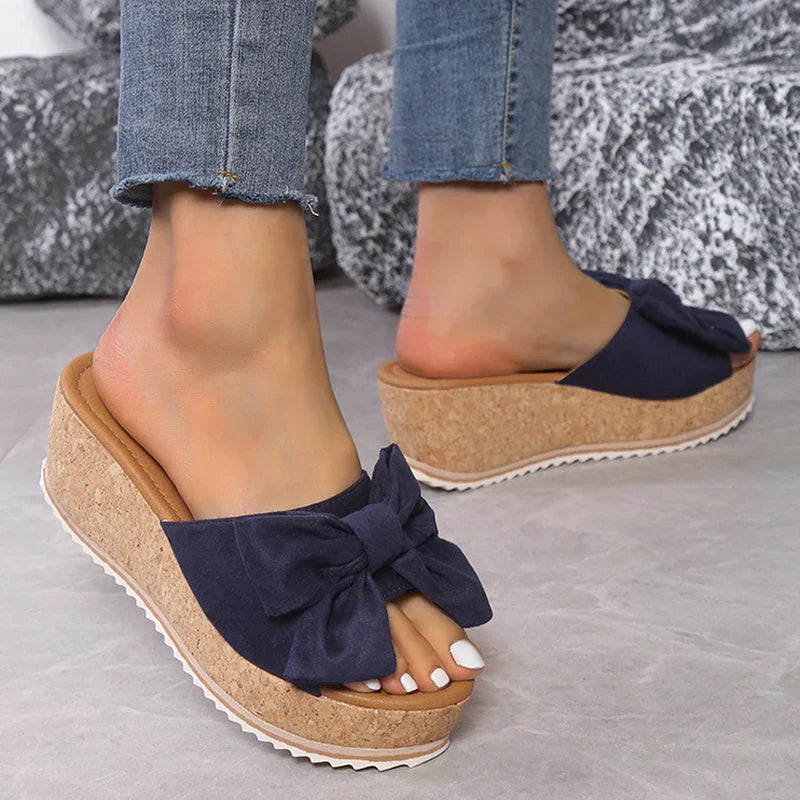 Isadora - Sandalen mit Schleife und Keilabsatz
