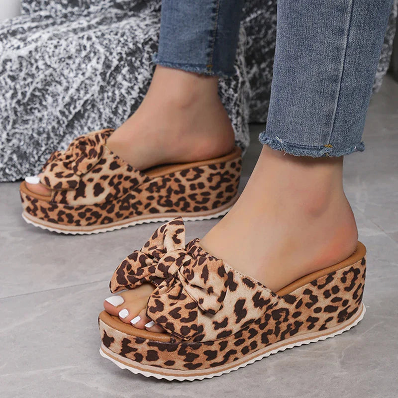 Isadora - Sandalen mit Schleife und Keilabsatz