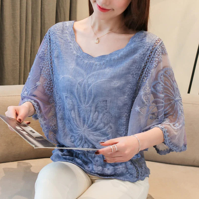 Kaia - Chiffonbluse mit Baumwollspitze und Schmetterlingsblumenmuster