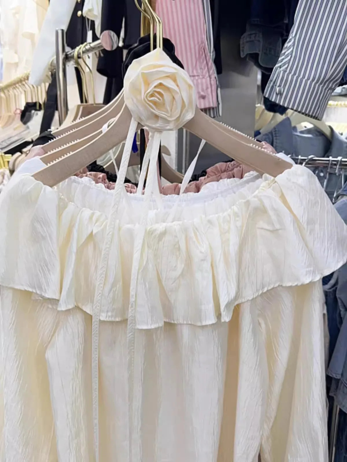 Jayla - Elegante Bluse mit 3D Blumen und Flare-Ärmeln
