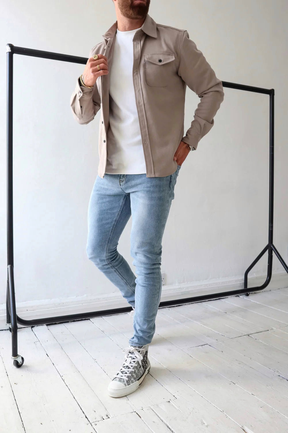 Overshirt – Langärmliges Herrenhemd mit Brusttaschen und Knöpfen