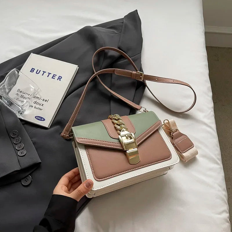 Kleine Y2K Umhängetasche – Retro Tasche mit Klappverschluss und Kettendetail - Uljana