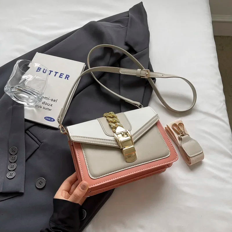 Kleine Y2K Umhängetasche – Retro Tasche mit Klappverschluss und Kettendetail - Uljana