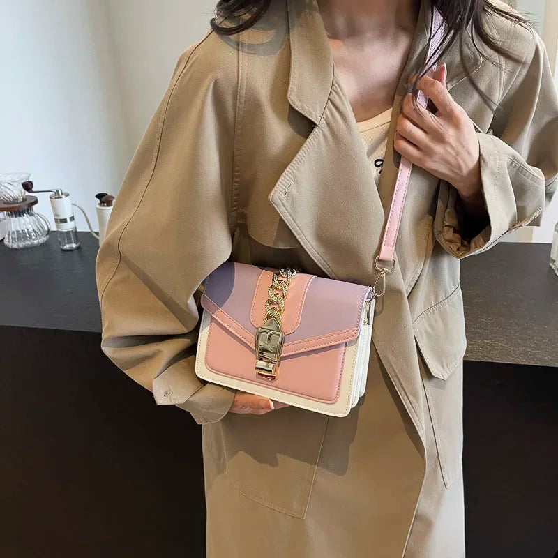 Kleine Y2K Umhängetasche – Retro Tasche mit Klappverschluss und Kettendetail - Uljana