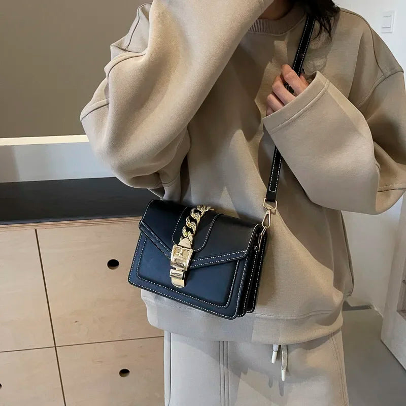 Kleine Y2K Umhängetasche – Retro Tasche mit Klappverschluss und Kettendetail - Uljana