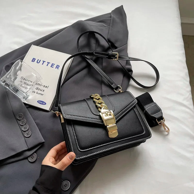 Kleine Y2K Umhängetasche – Retro Tasche mit Klappverschluss und Kettendetail - Uljana