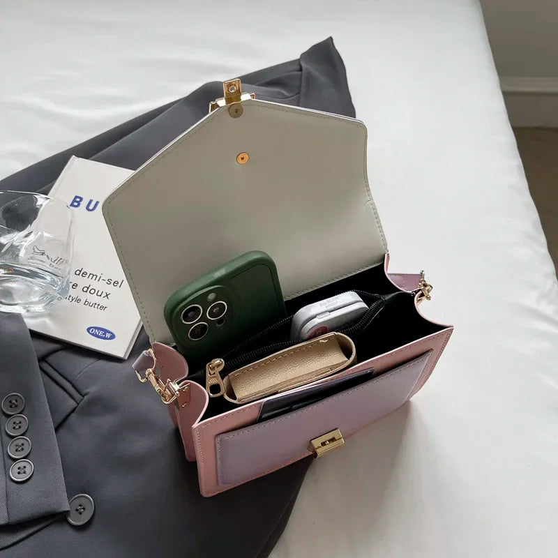 Kleine Y2K Umhängetasche – Retro Tasche mit Klappverschluss und Kettendetail - Uljana