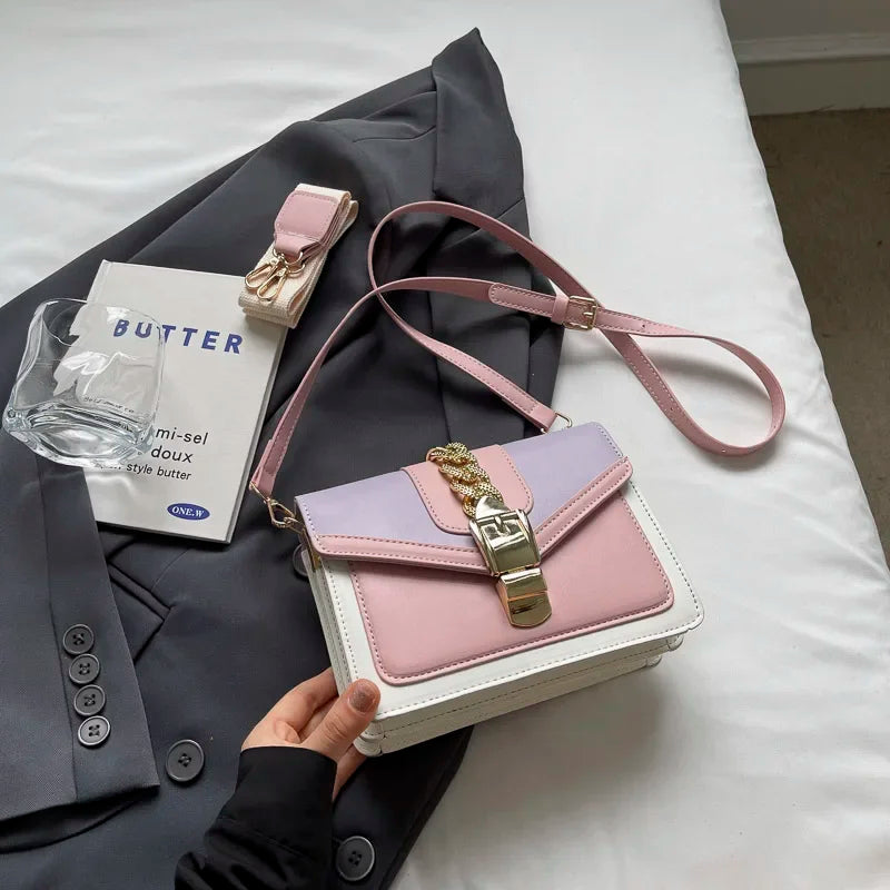 Kleine Y2K Umhängetasche – Retro Tasche mit Klappverschluss und Kettendetail - Uljana