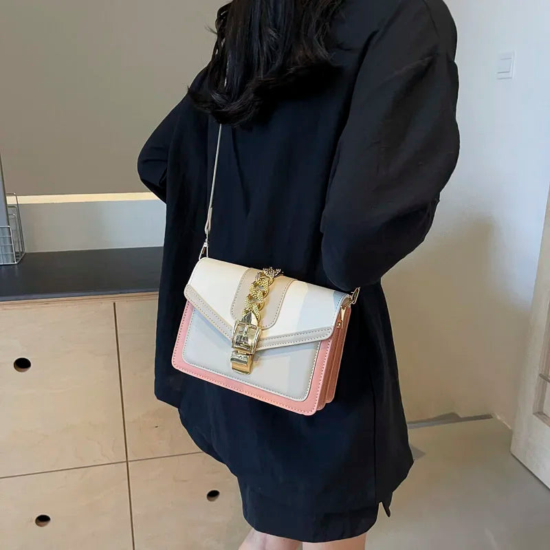 Kleine Y2K Umhängetasche – Retro Tasche mit Klappverschluss und Kettendetail - Uljana