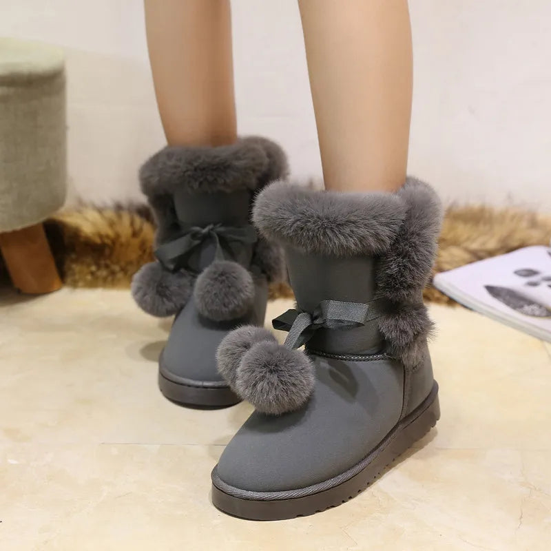 Dahlia - Elegante Winterstiefel mit Pompon-Verzierung
