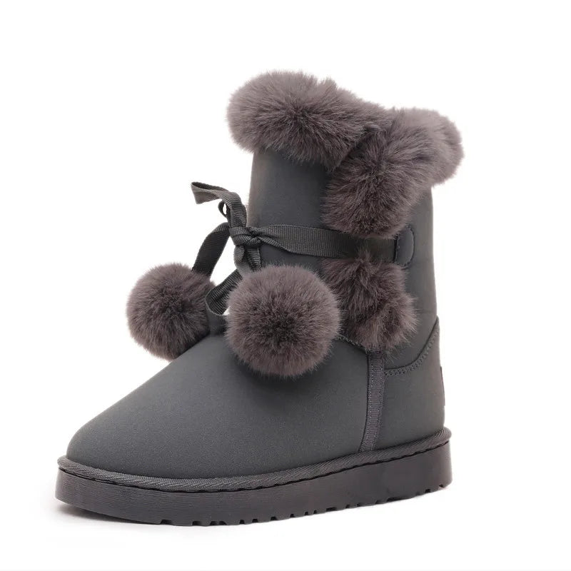 Dahlia - Elegante Winterstiefel mit Pompon-Verzierung
