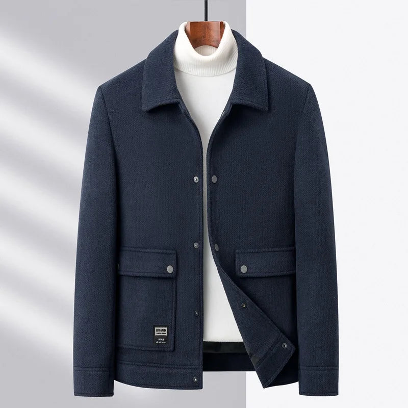 Wolljacke – kurze Herrenjacke mit Knöpfen und Taschen