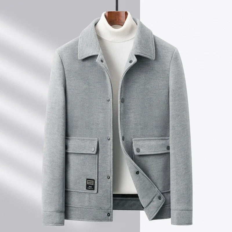 Wolljacke – kurze Herrenjacke mit Knöpfen und Taschen