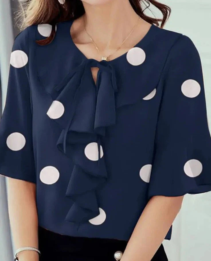 Twila - Sommerliche Bluse mit Punktmuster und Rüschen