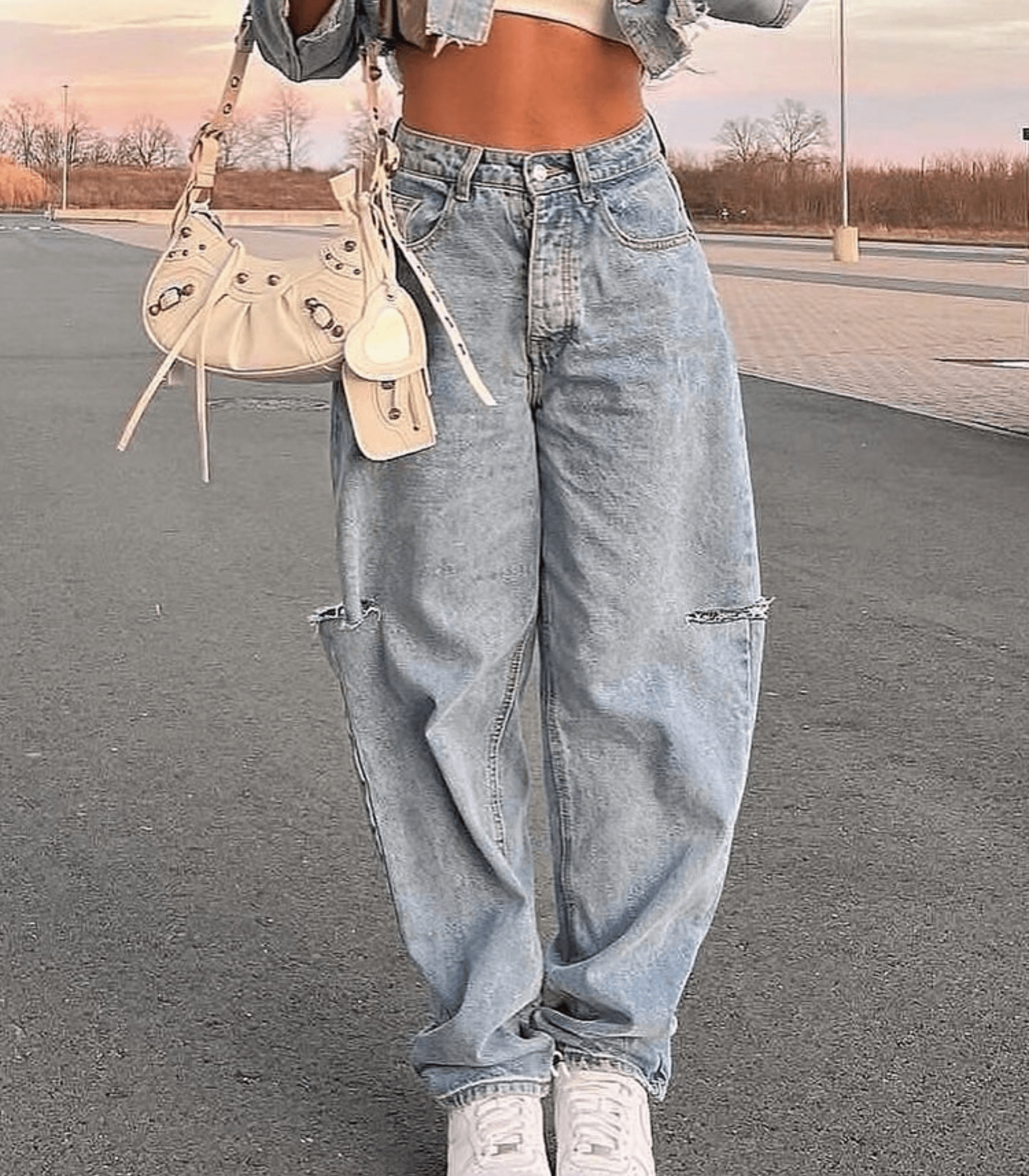 Baggy-Jeans mit seitlichen Schlitzen