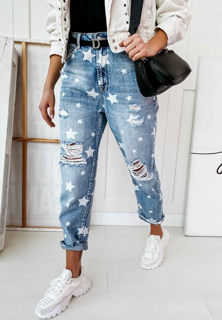 Jeans für Frauen in verschiedenen Farben. Zerrissen und schmal geschnitten