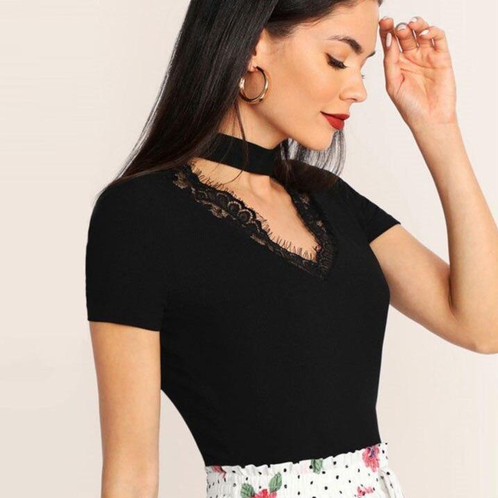 Damen-T-Shirt mit V-Ausschnitt und Spitze