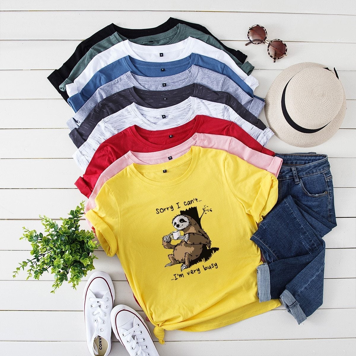 Damen-T-Shirt mit V-Ausschnitt und Faultier-Motiv