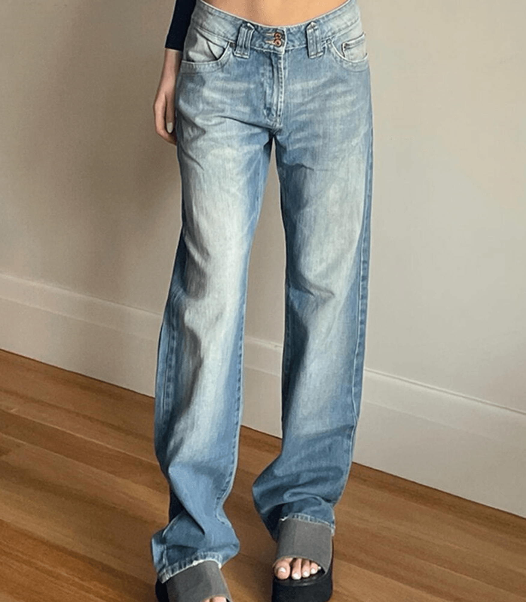 Entspannte Straight-Jeans mit einer niedrigen Bundhöhe