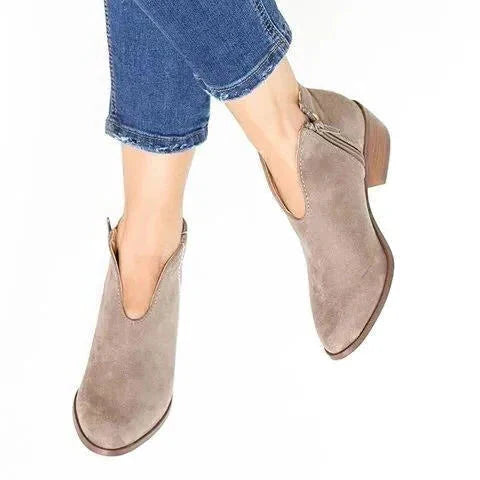 Jeka - Stiefel mit V-Ausschnitt und Reißverschluss