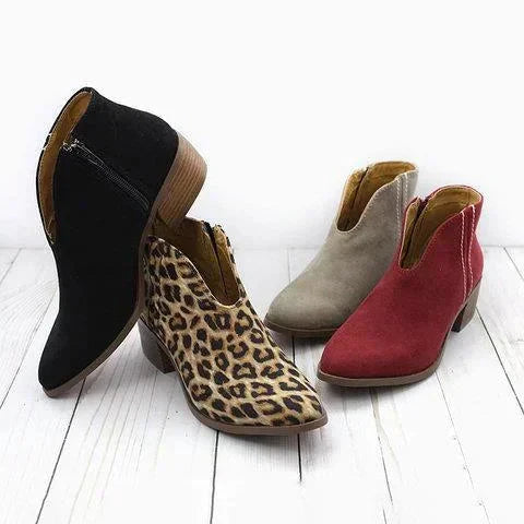 Jeka - Stiefel mit V-Ausschnitt und Reißverschluss