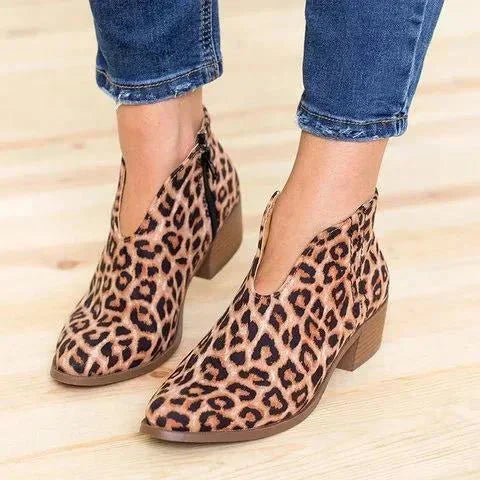 Jeka - Stiefel mit V-Ausschnitt und Reißverschluss